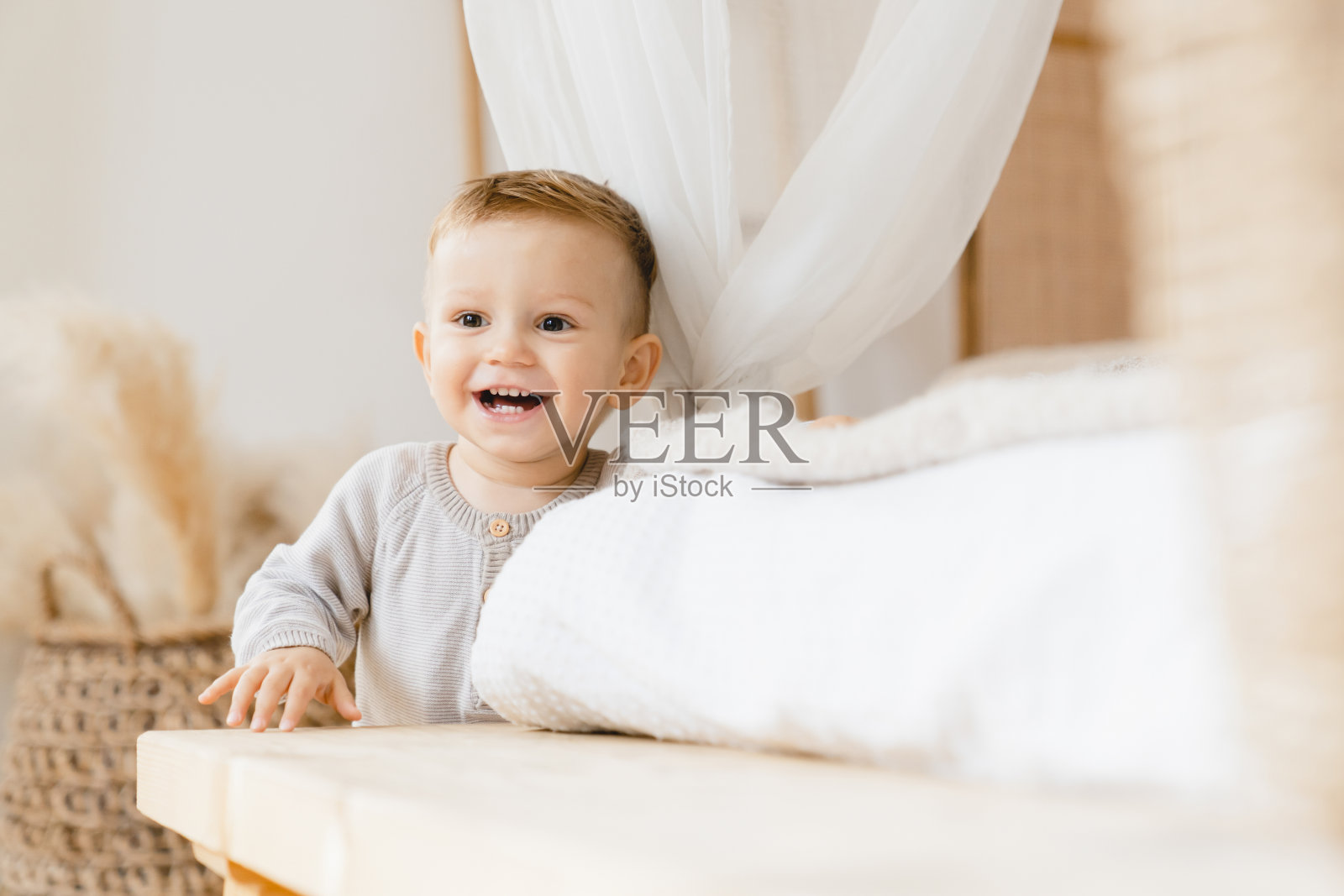 第一次牙齿。白人小孩在家里玩耍，长大，在家里学习走路。儿童保育及亲子观念照片摄影图片