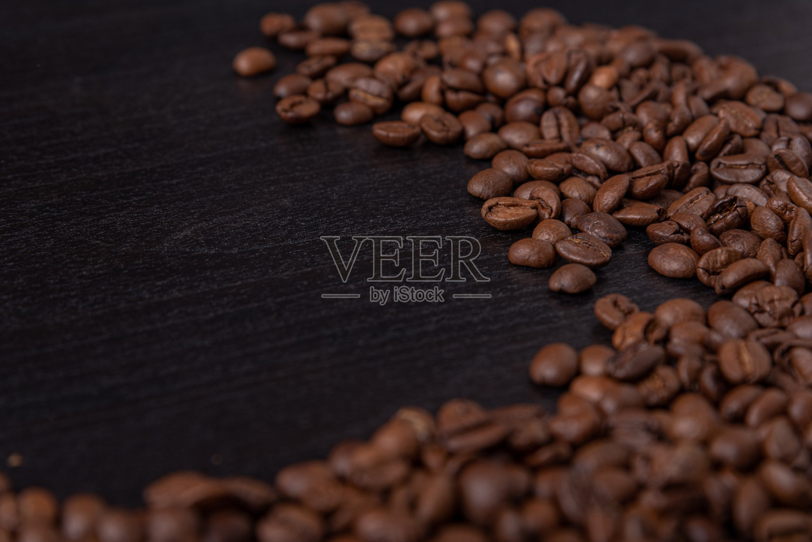 在黑木背景上烘烤咖啡豆照片摄影图片
