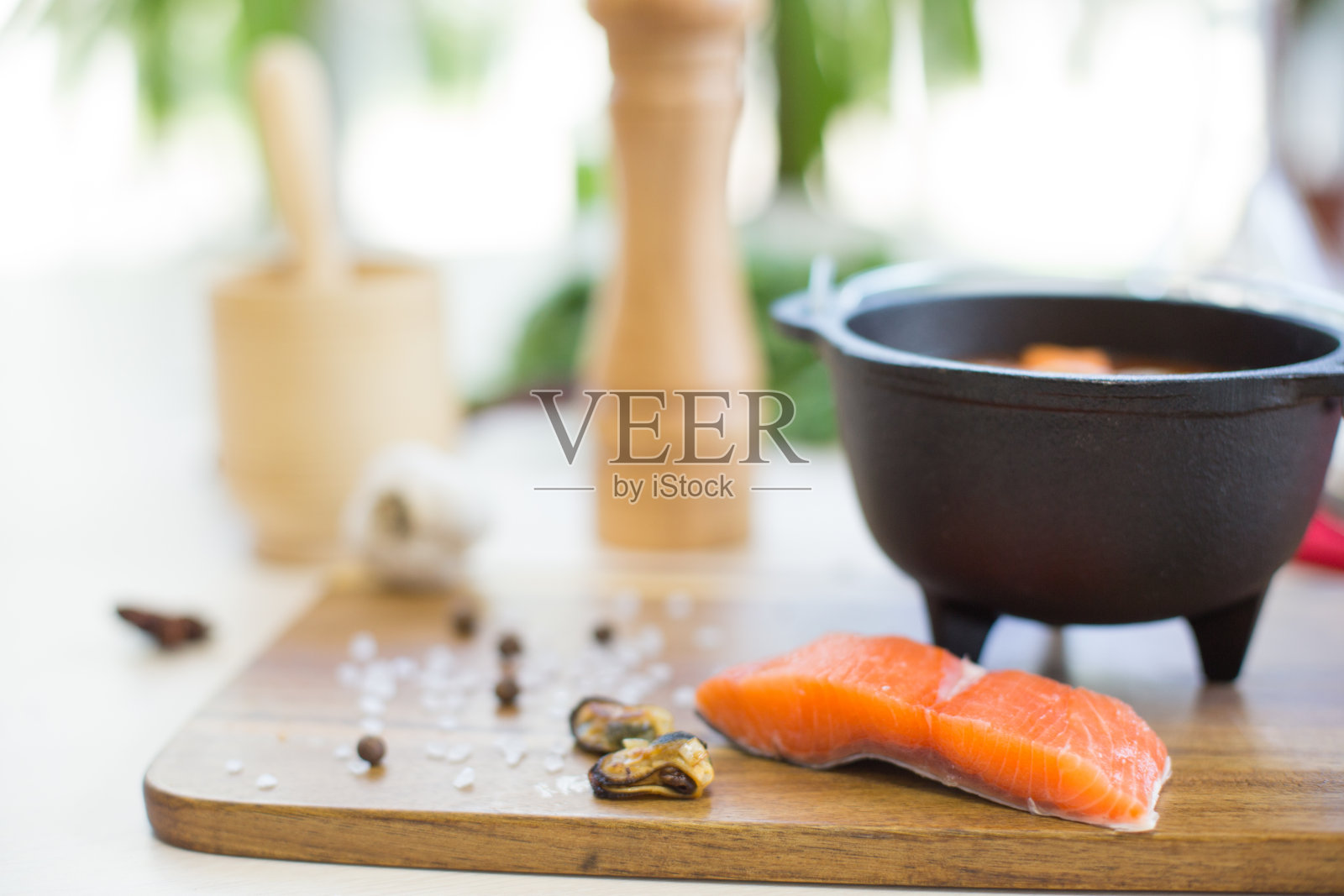 中国餐馆里的一碗辣海鲜汤照片摄影图片