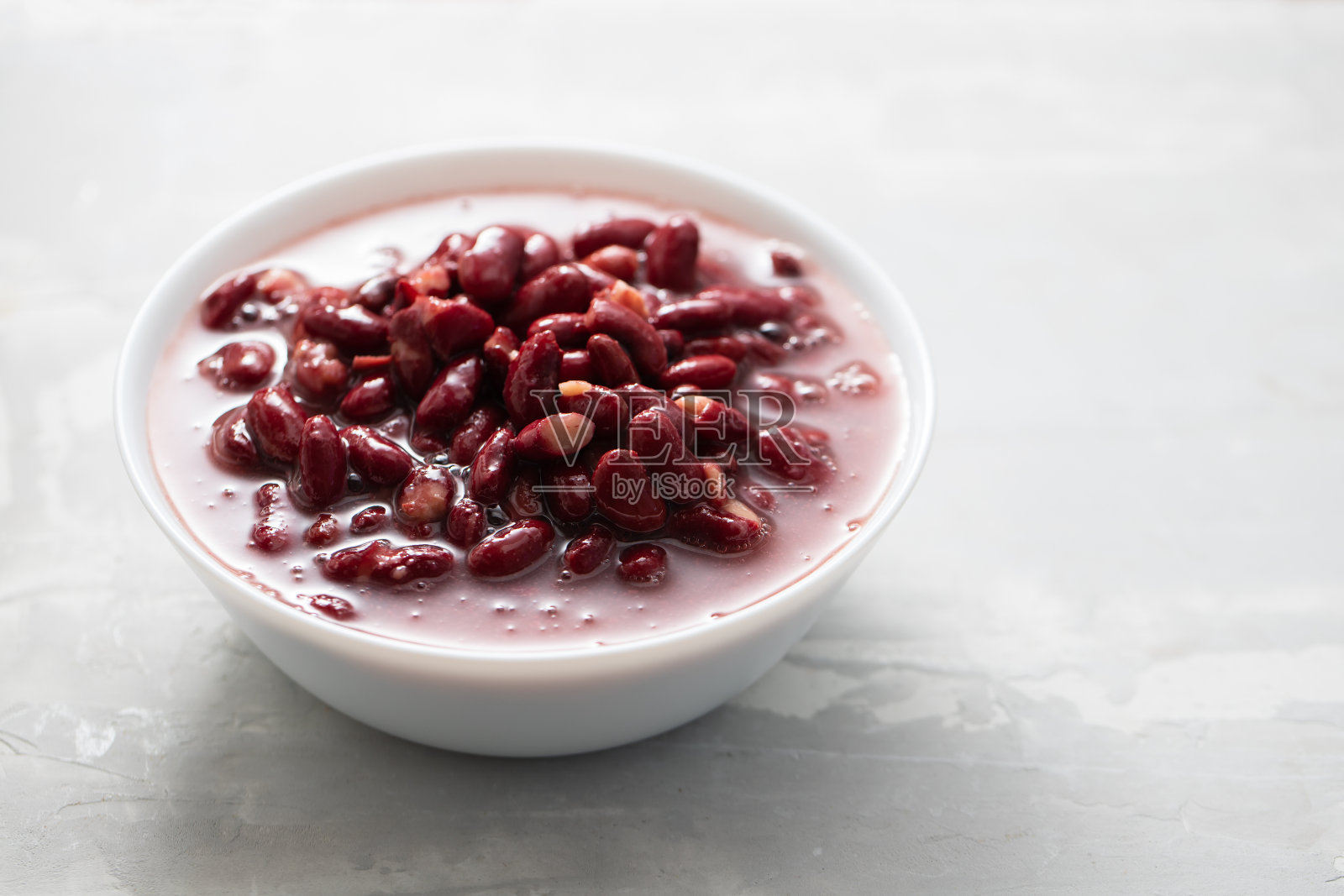 用小白碗煮红豆照片摄影图片