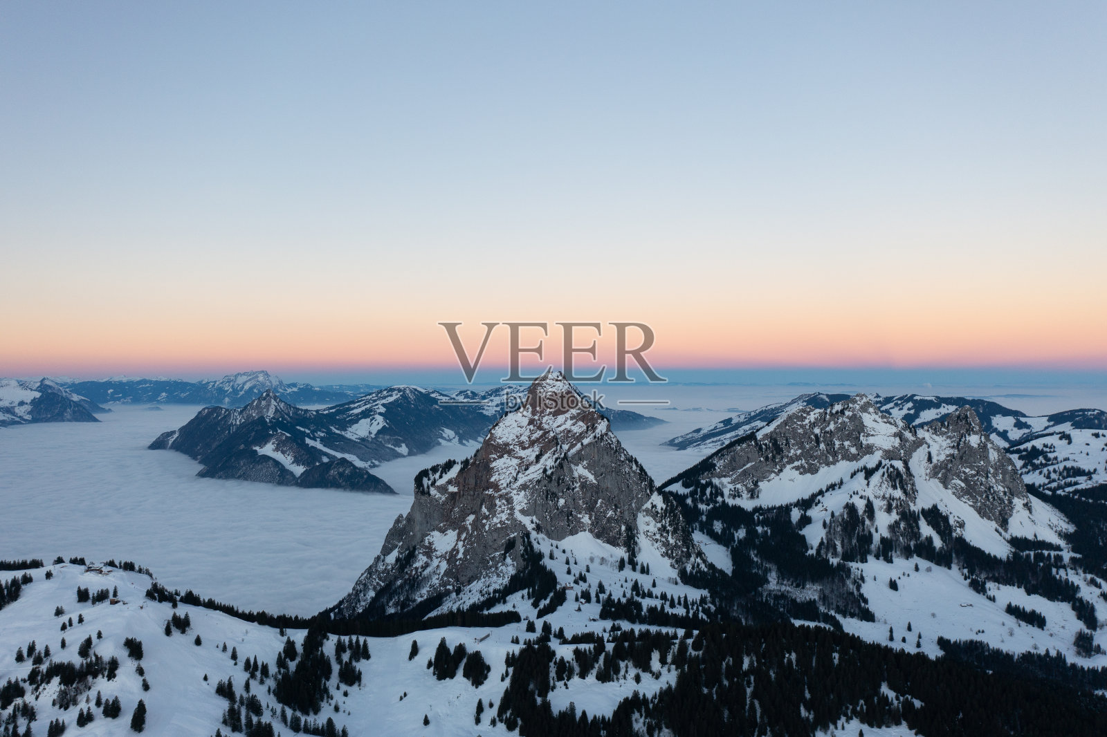 令人惊叹的日出，红色的天空和美丽的风景在瑞士的奇妙地区称为Mythenregion。美丽的山脉叫做Mythen，背景是史诗般的雾海。无人机拍摄的精彩照片。照片摄影图片