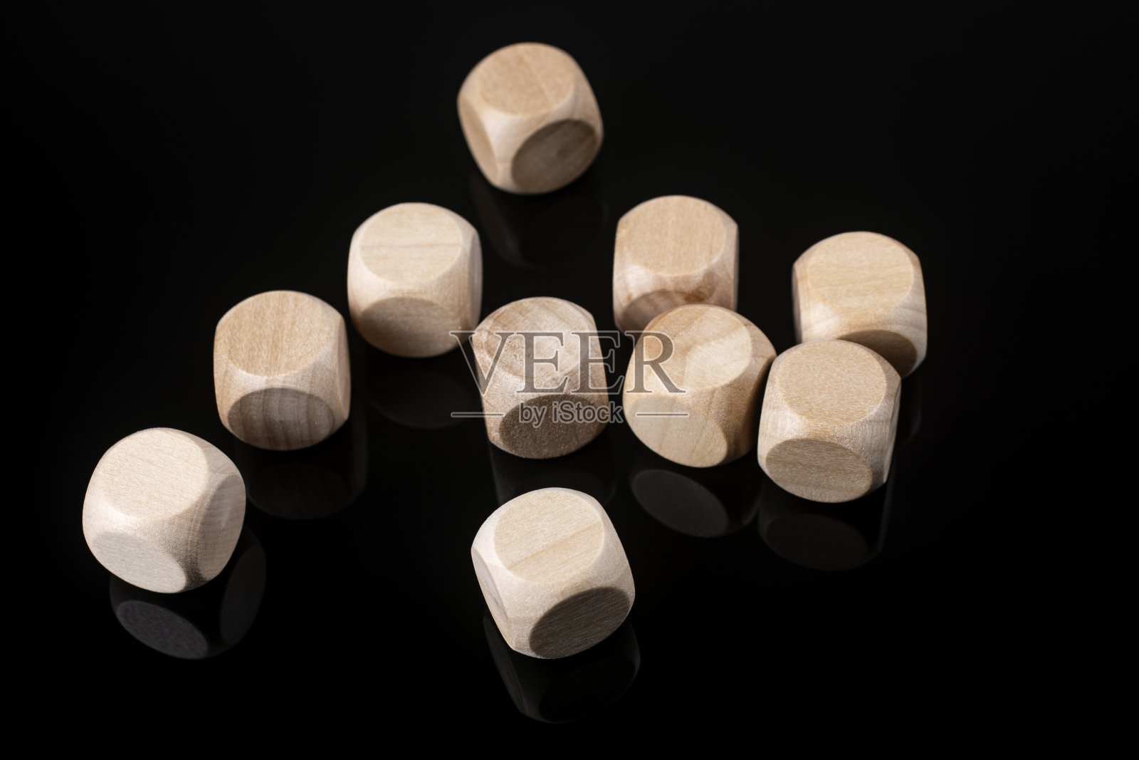 经营理念。黑色背景上的几个木制立方体。照片摄影图片