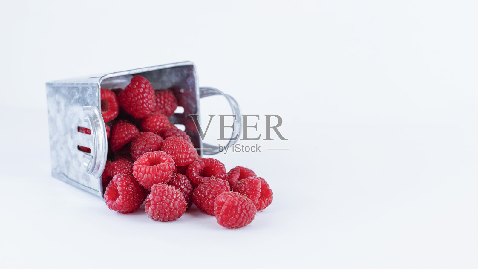 金属篮子里的树莓照片摄影图片