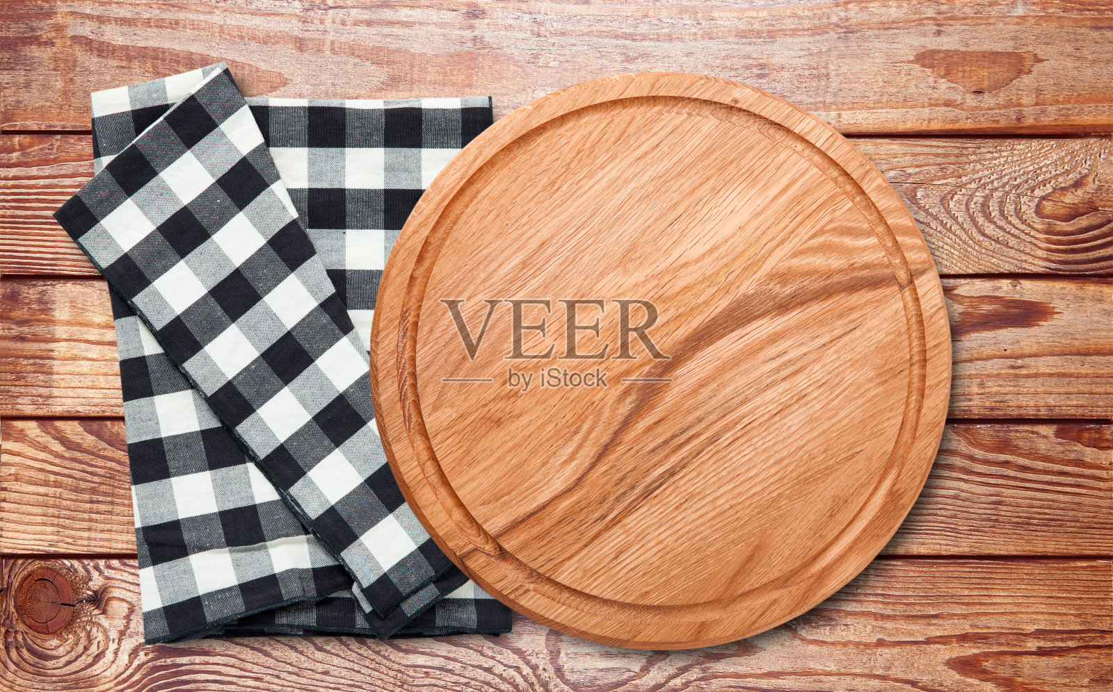 空披萨板和餐巾孤立在白色。照片摄影图片