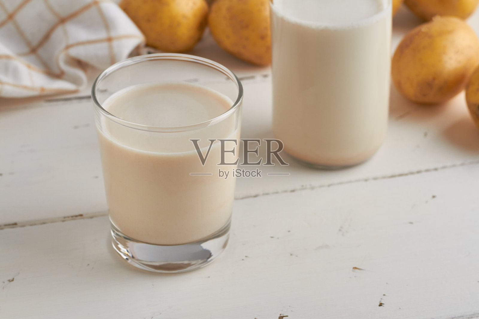 玻璃瓶装素食土豆牛奶瑞典超级食品照片摄影图片