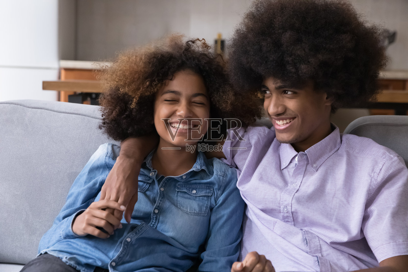 快乐的黑人夫妇，嬉皮士青少年，喜欢约会的学生照片摄影图片