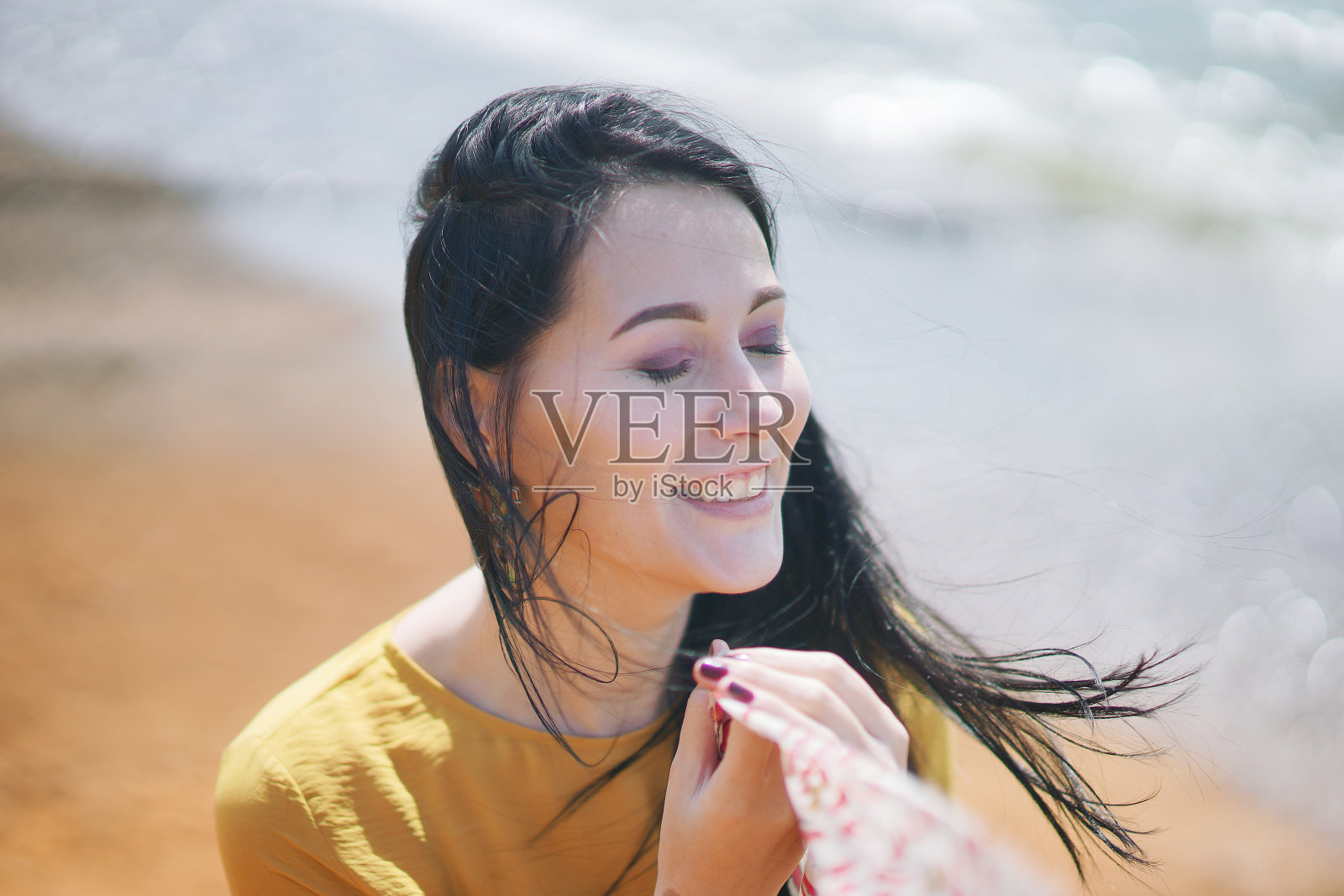 一个女人在海边的肖像。多风的天气。浪漫和梦幻。照片摄影图片