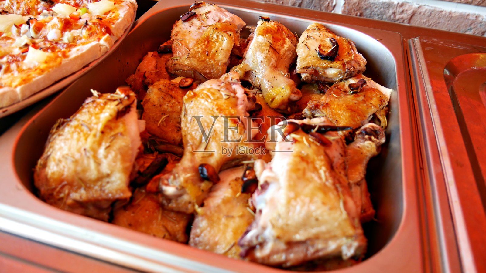 金属托盘里的烤鸡腿照片摄影图片