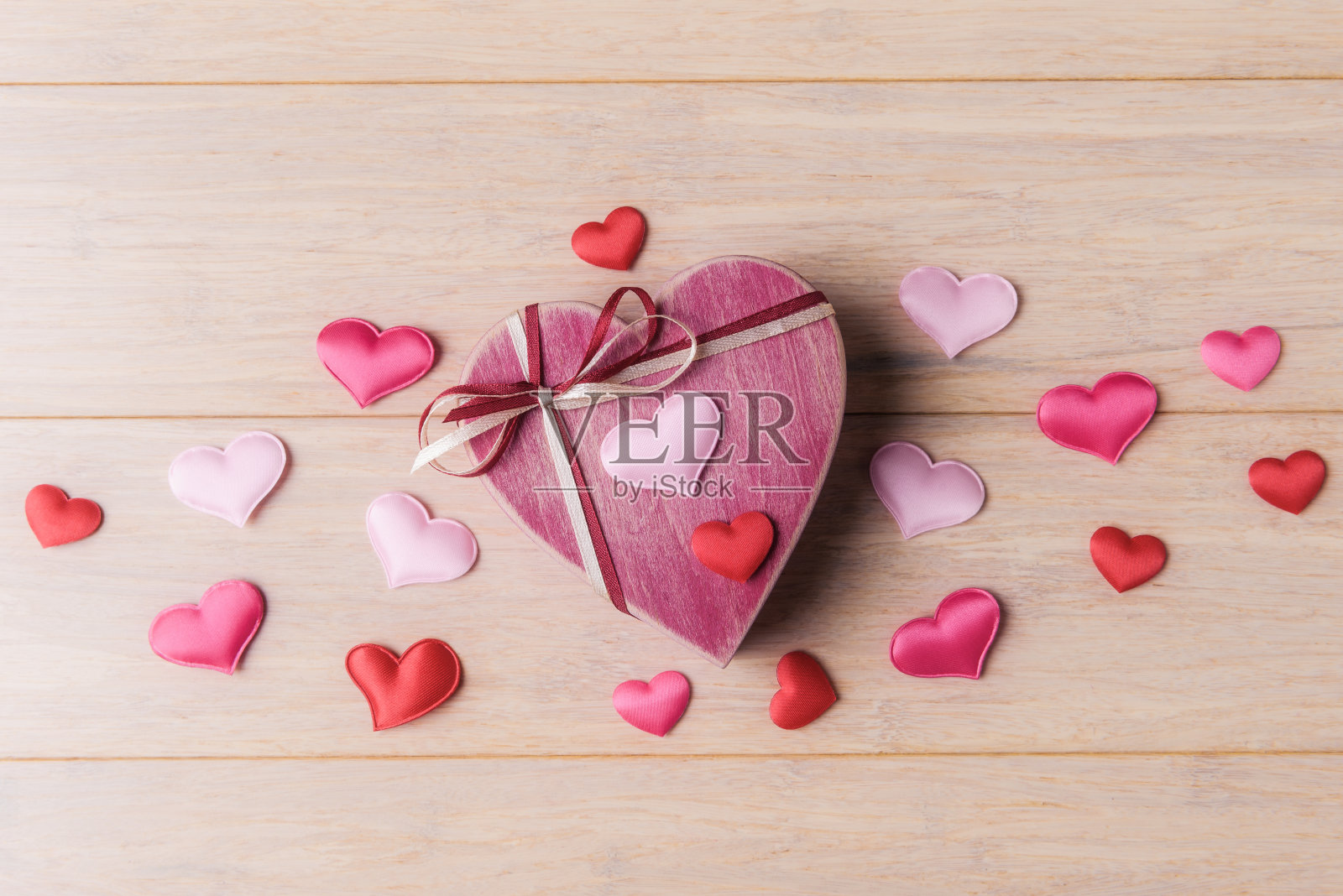 心形礼盒和情人节的心在轻木制背景照片摄影图片