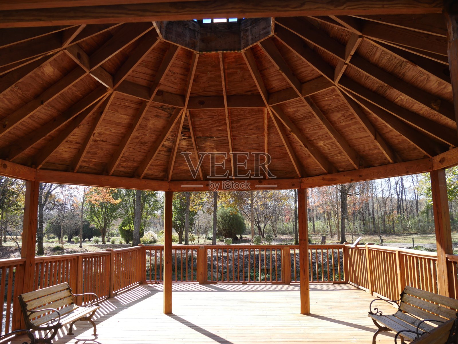 走进河边的露天小屋和凉亭照片摄影图片