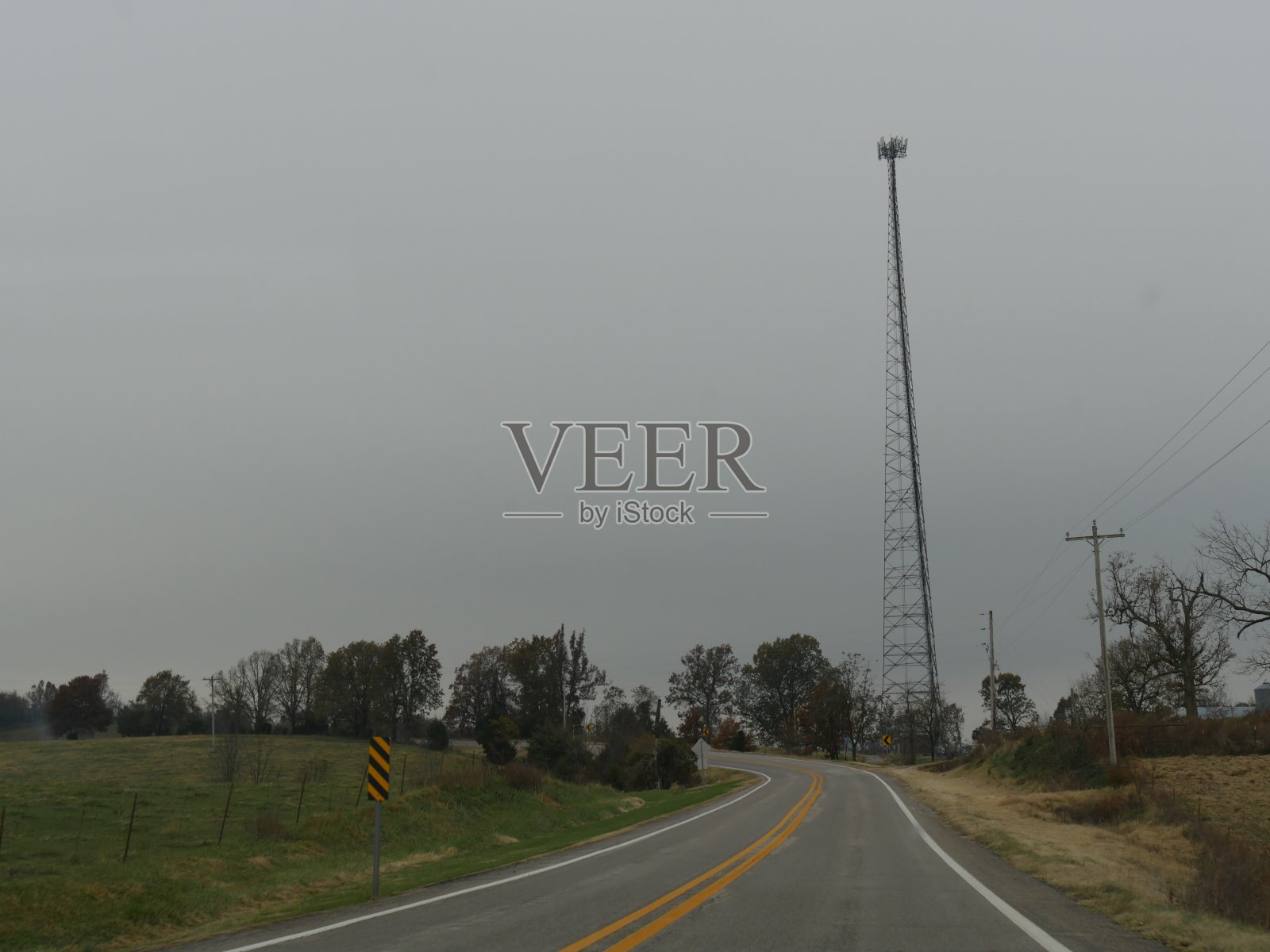 看到有发射塔的蜿蜒道路照片摄影图片