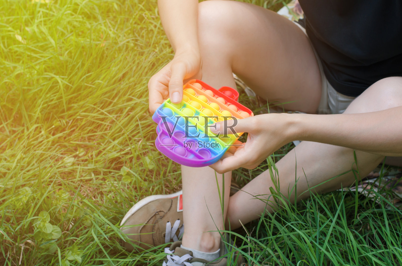 一个不认识的女人在大自然中玩着一个玩具照片摄影图片