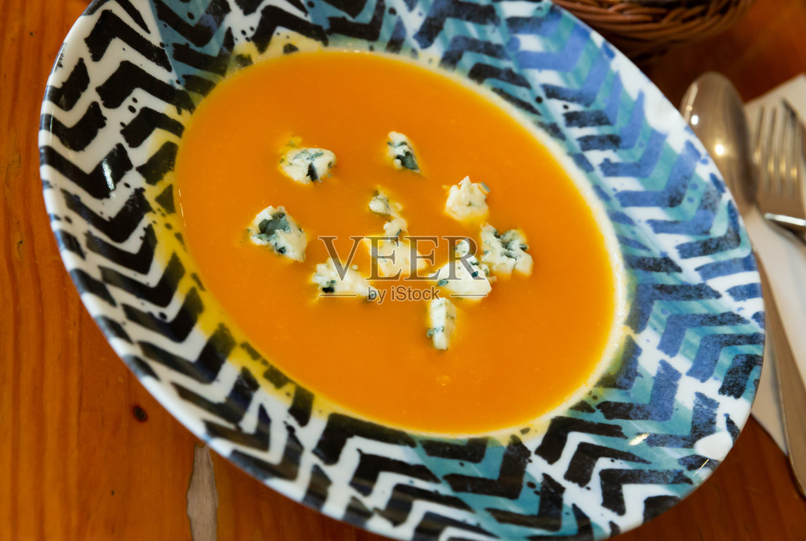 煮素食胡萝卜奶油汤与戈尔根佐拉照片摄影图片