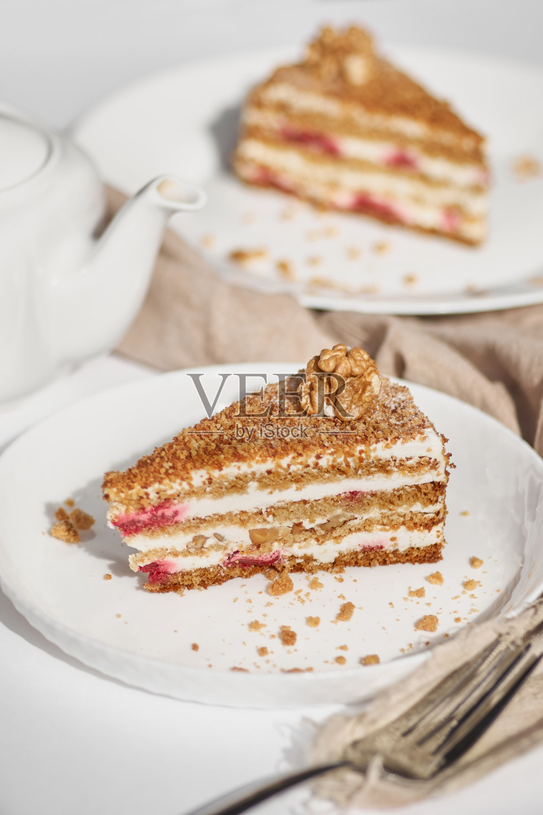 美味的蜂蜜蛋糕在碟子上的特写，背景是蜂巢。水平照片摄影图片