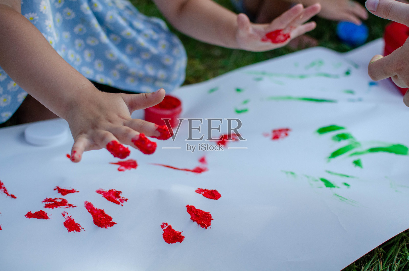 孩子们用颜料画画照片摄影图片