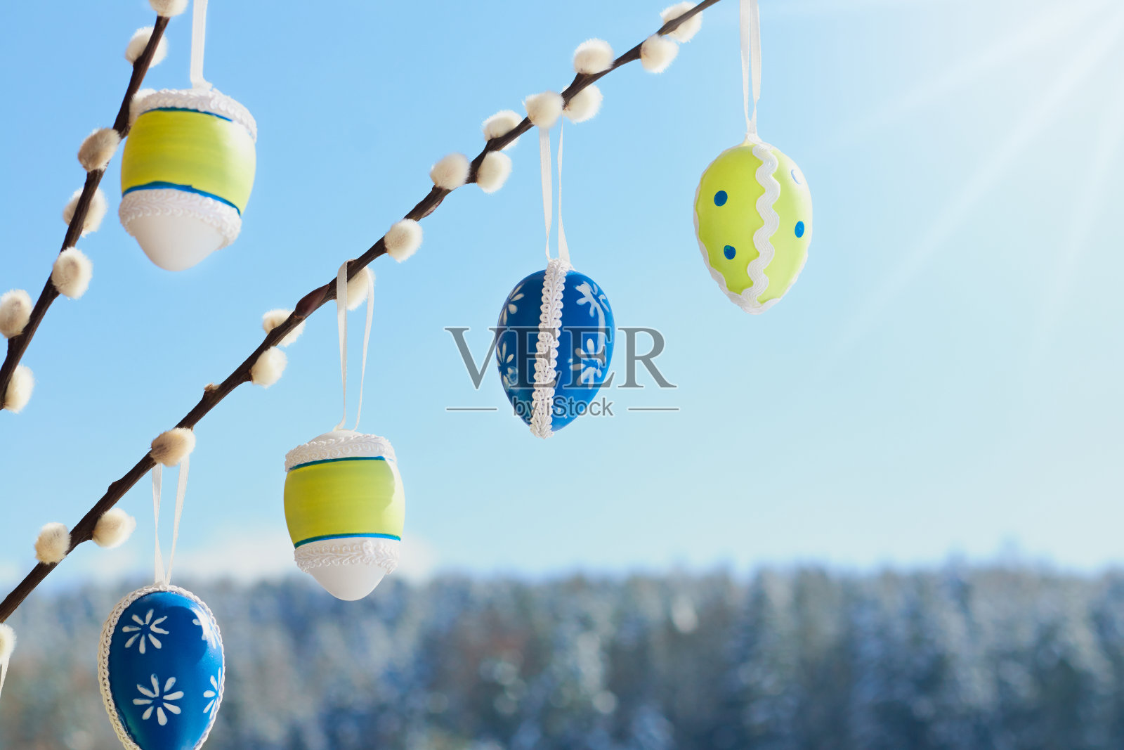 复活节灌木装饰着小猫柳和复活节彩蛋和蓝色的天空照片摄影图片