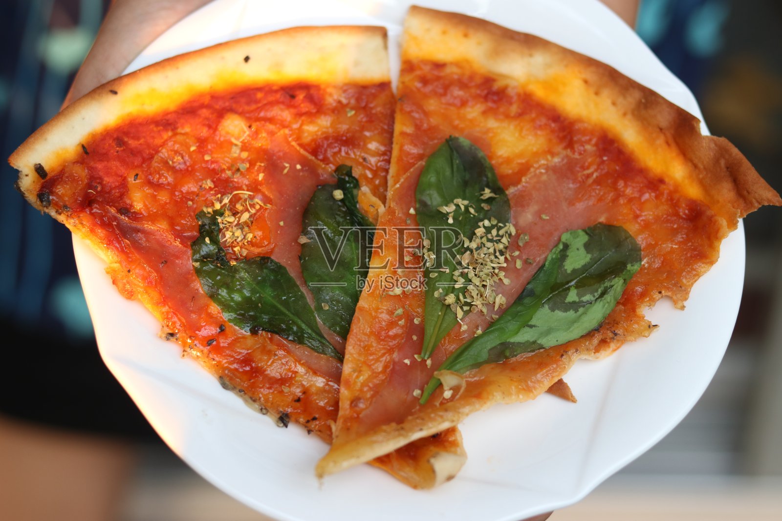 意大利风格的自制帕尔玛火腿披萨，上面撒上火箭叶。照片摄影图片