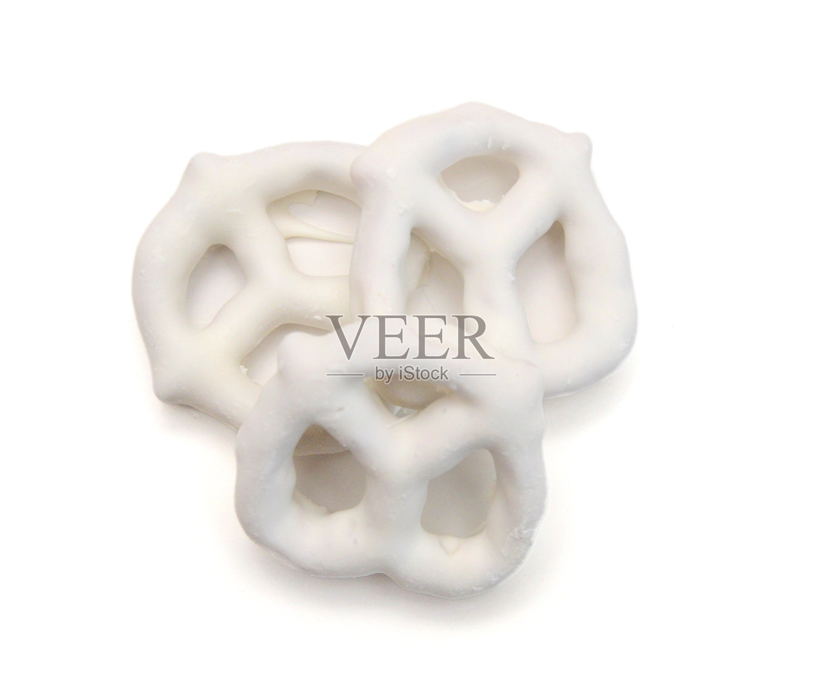 白巧克力包椒盐卷饼，白色背景照片摄影图片