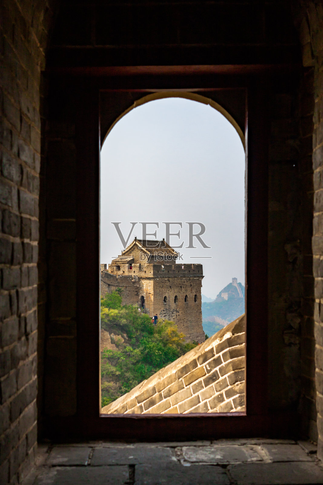 透过窗户可以看到窗外的长城照片摄影图片