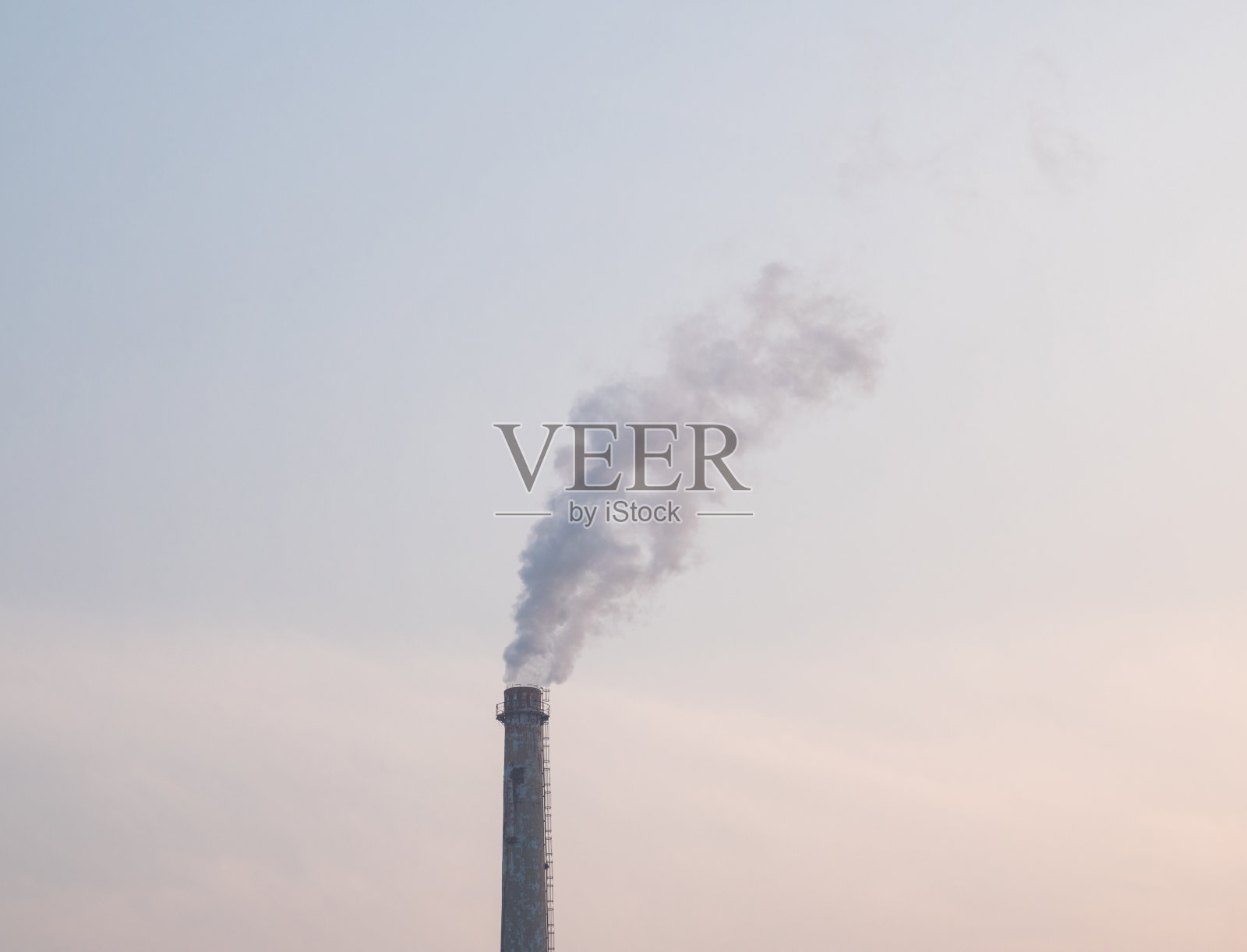 阴天上的烟囱照片摄影图片