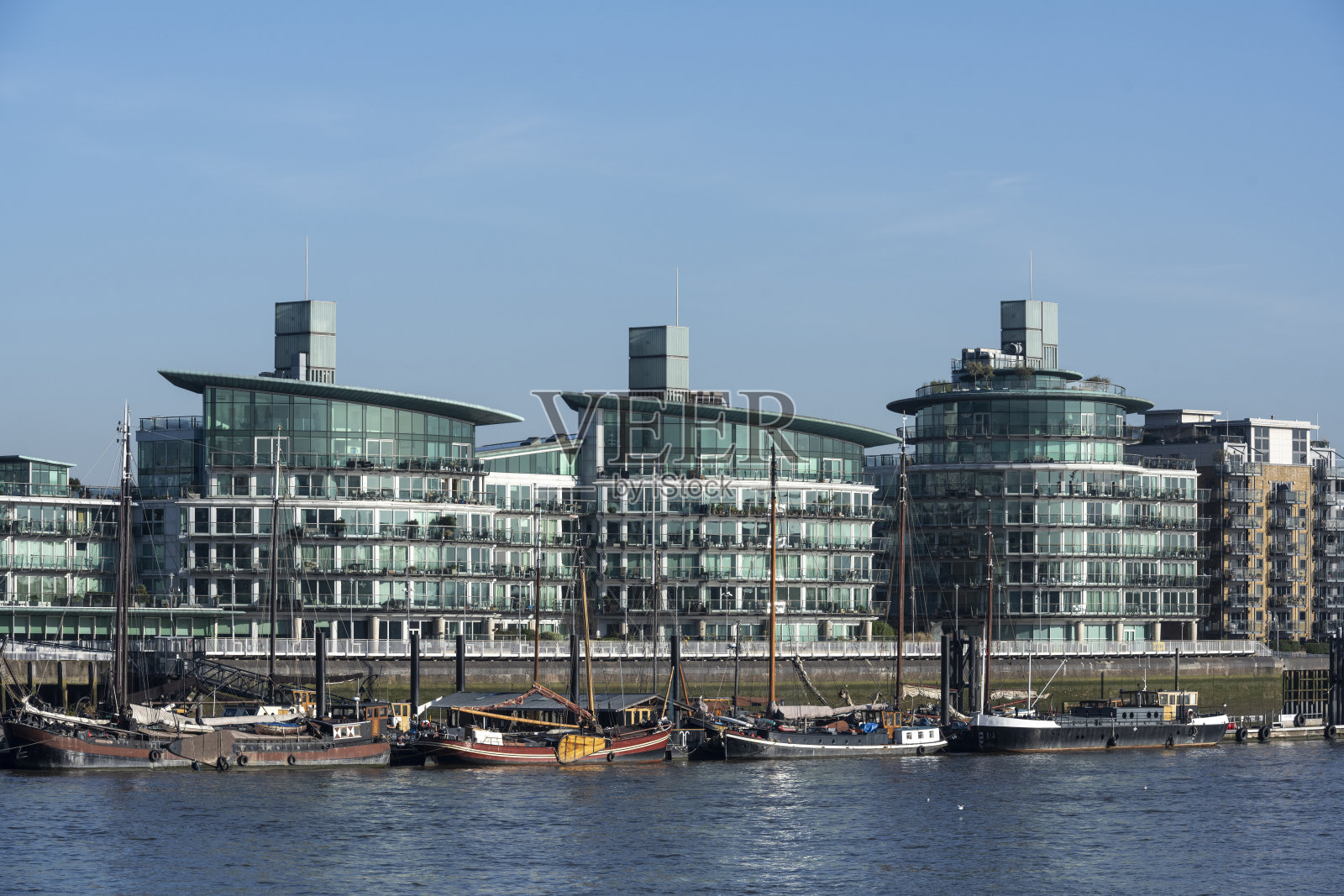 伦敦泰晤士河畔的豪华公寓照片摄影图片