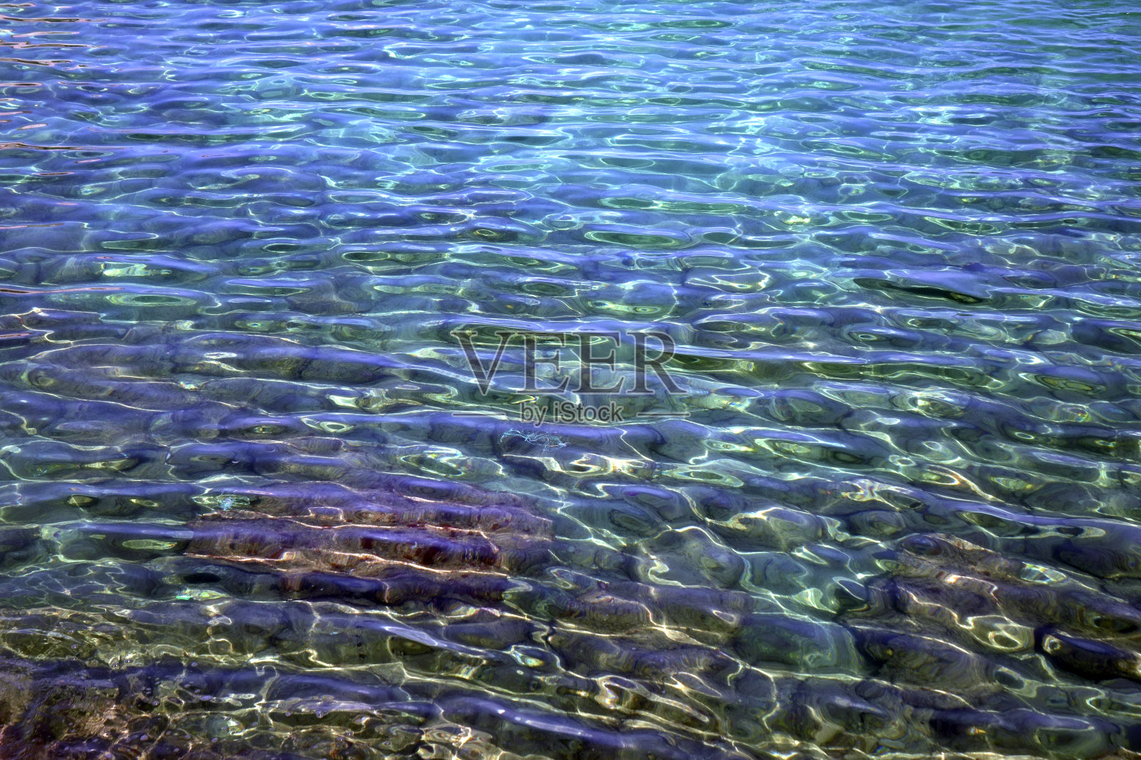 近距离欣赏美丽的海景，清澈透明的海水照片摄影图片