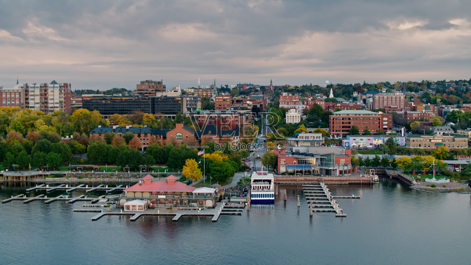佛蒙特州伯灵顿市中心渡轮码头的鸟瞰图照片摄影图片