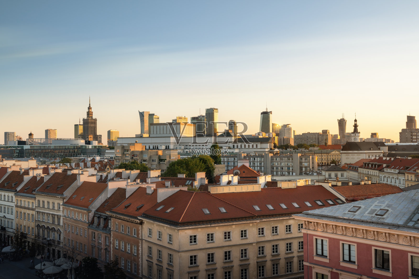 从空中俯瞰华沙的天际线，现代建筑和文化科学宫-波兰华沙照片摄影图片