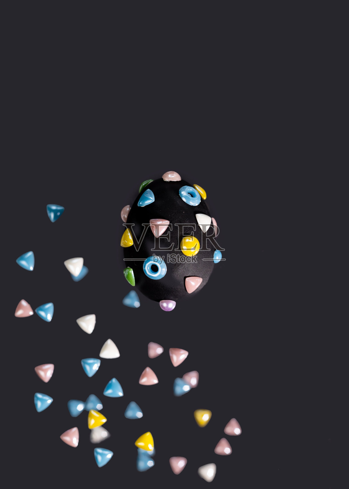 黑色背景上装饰着珠子的复活节彩蛋。悬浮。创造性的复活节的概念。照片摄影图片