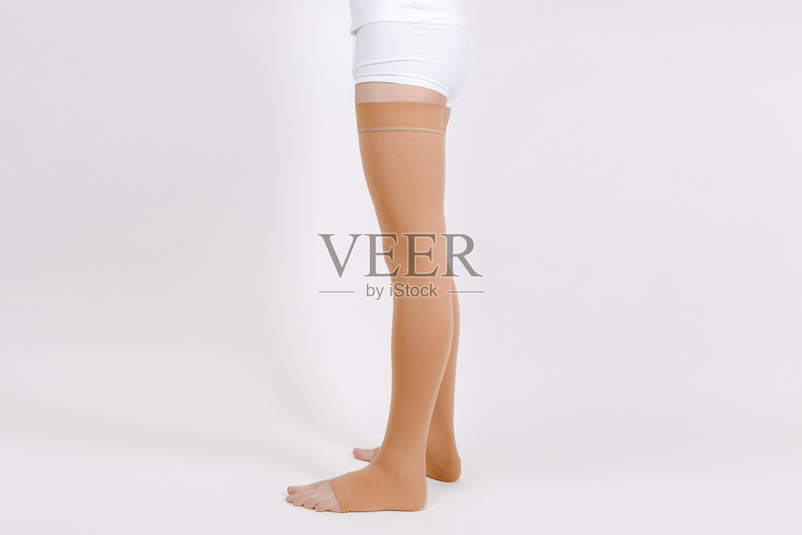 压缩袜子。用于静脉曲张和静脉治疗的医用压缩丝袜和紧身衣。男士和女士的袜子。临床压缩织。孕妇舒适的孕妇紧身衣照片摄影图片