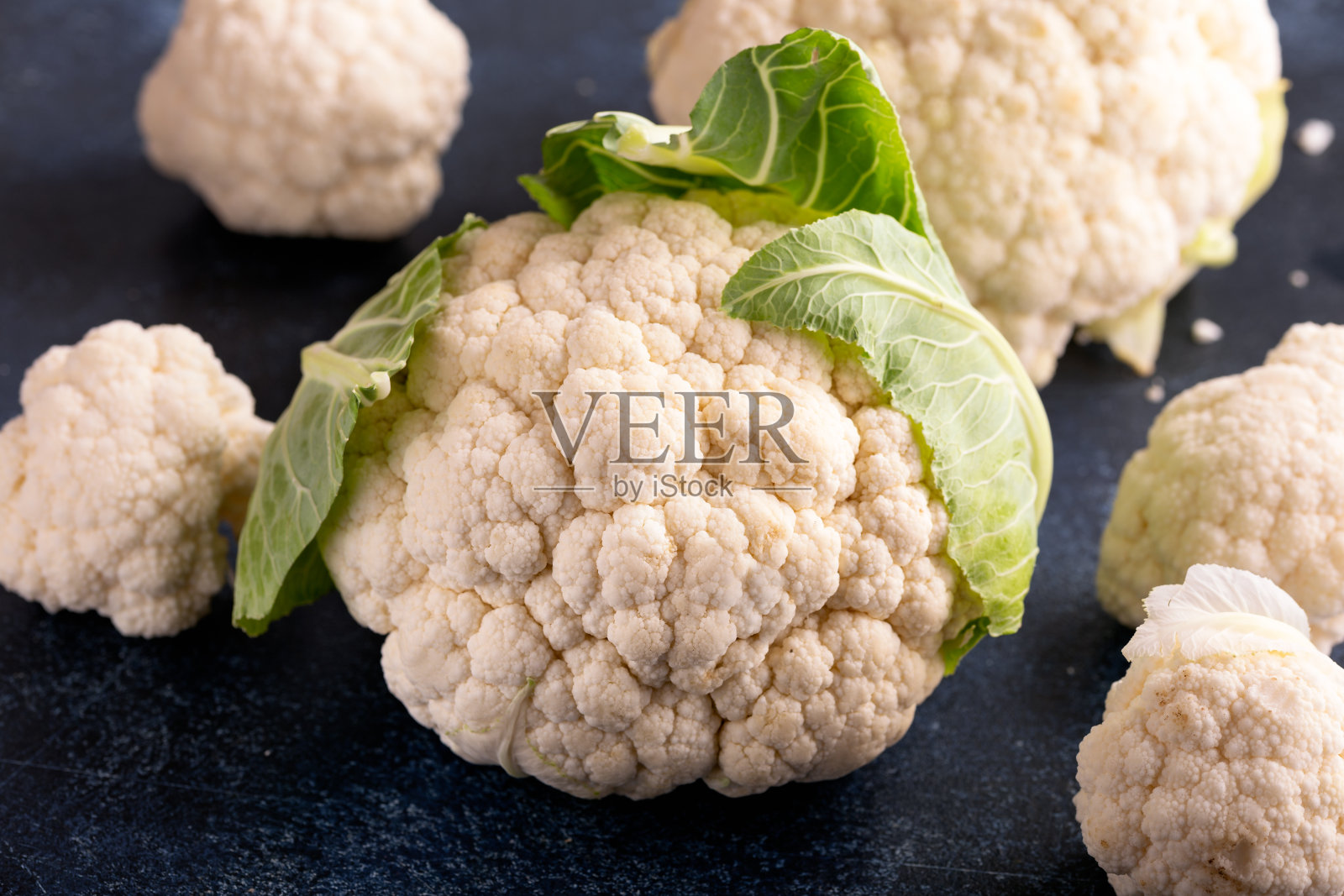 质朴的餐桌上的有机生菜花照片摄影图片