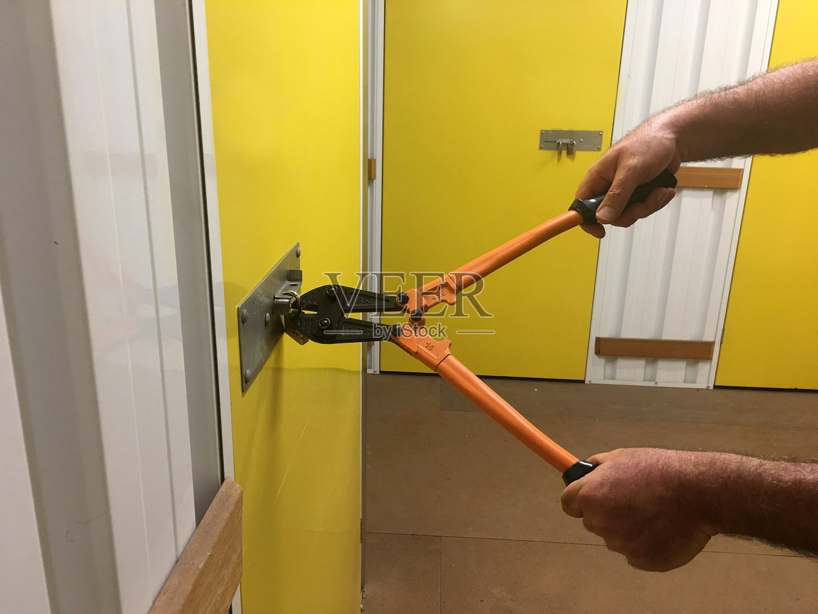 窃贼手闯入自助仓库照片摄影图片