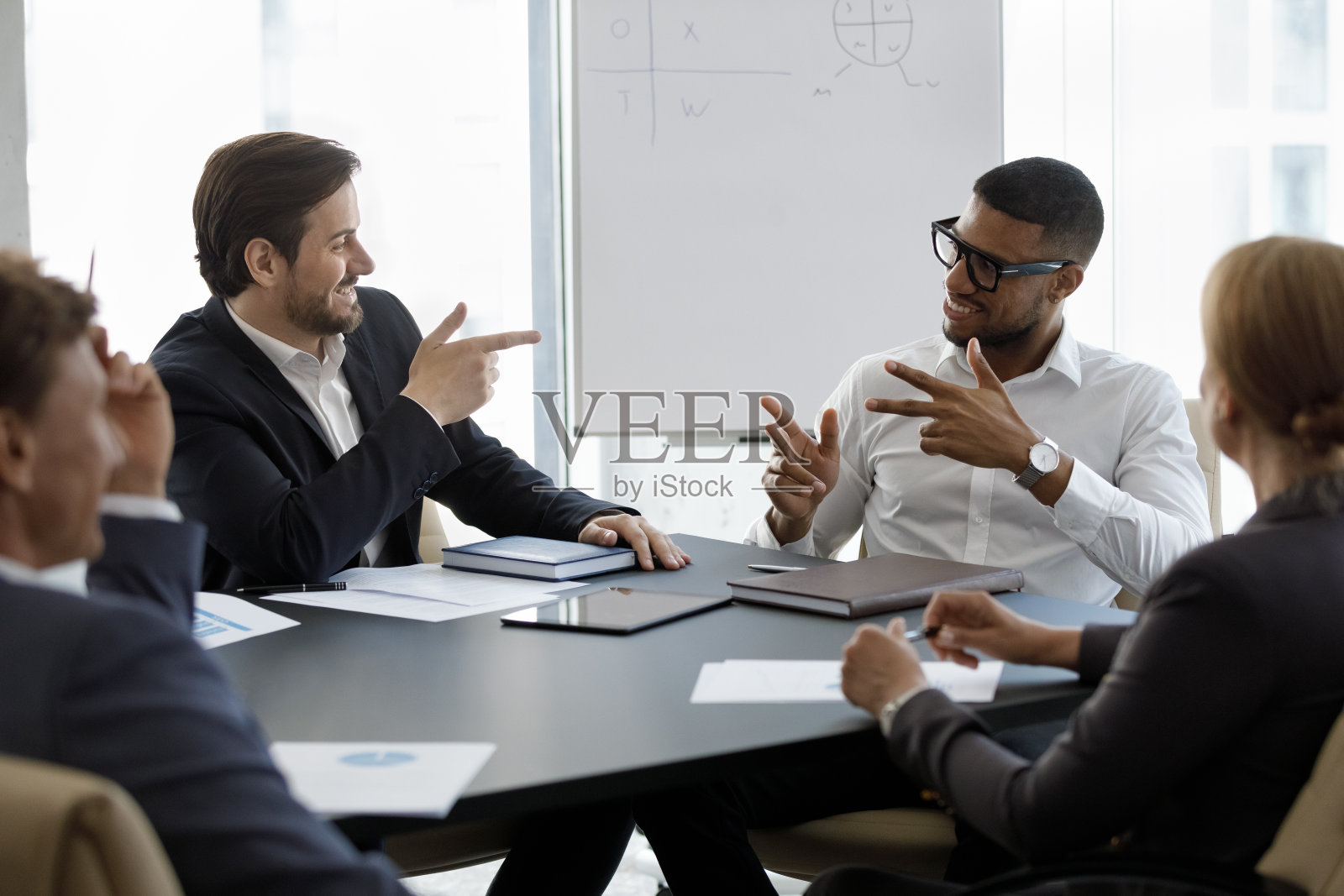 不同的业务团队男性朋友分享想法的项目照片摄影图片