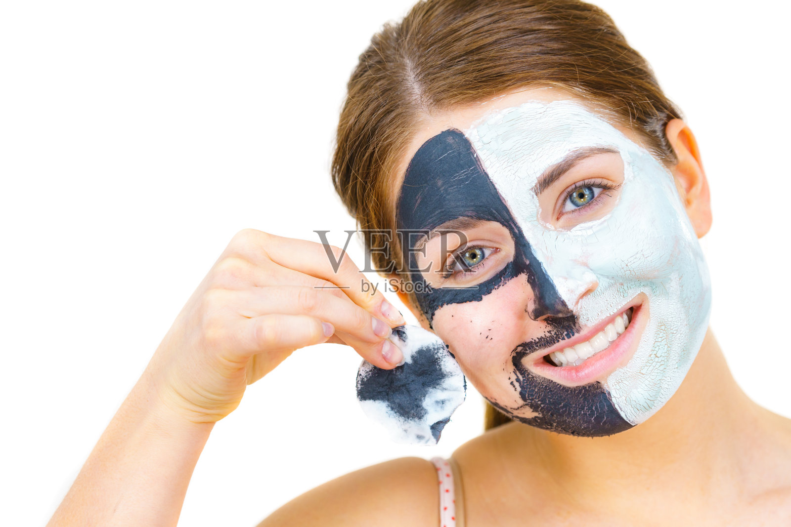 女孩从脸上取下黑白泥面膜照片摄影图片