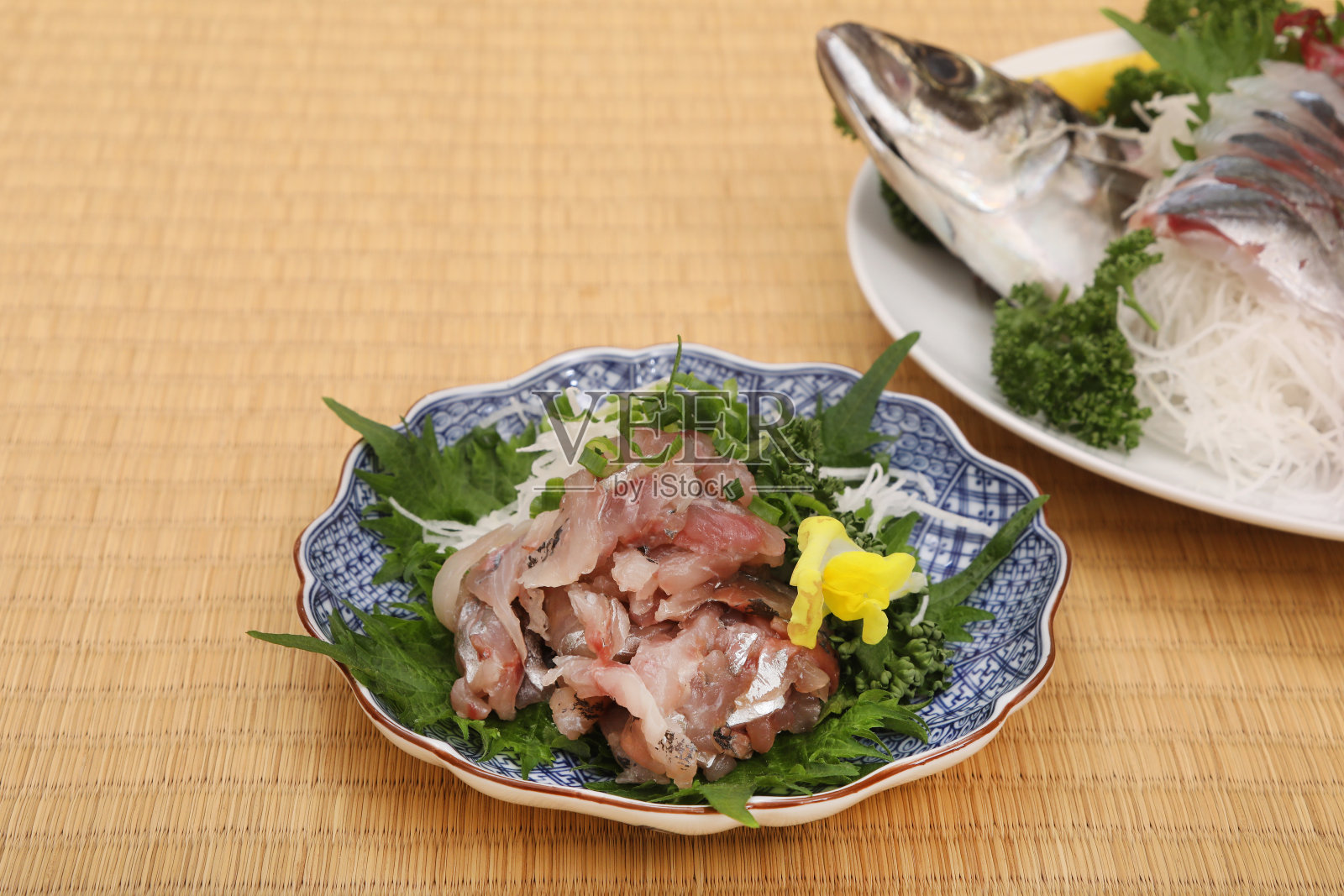 新鲜的竹荚鱼放在大浅盘上照片摄影图片