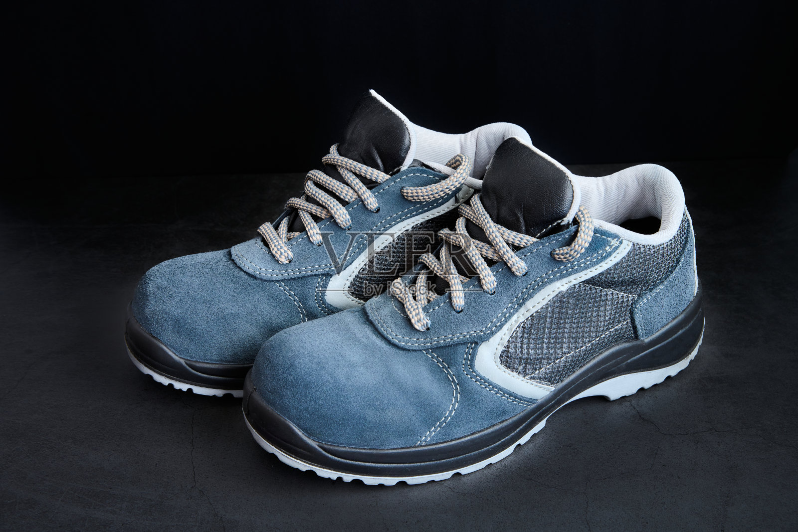 一双黑色背景的安全鞋照片摄影图片