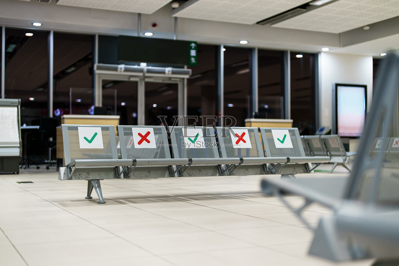 冠状病毒限制期间的机场座位。照片摄影图片