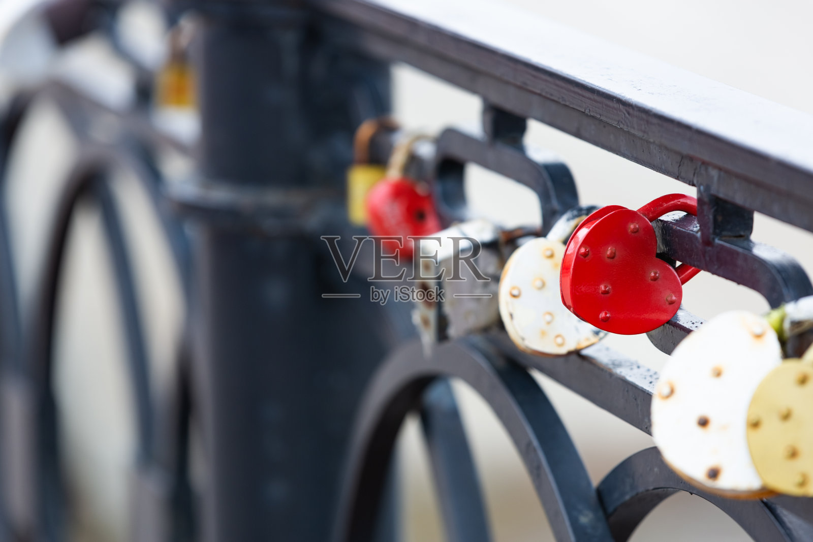 挂在桥上的心形挂锁。照片摄影图片