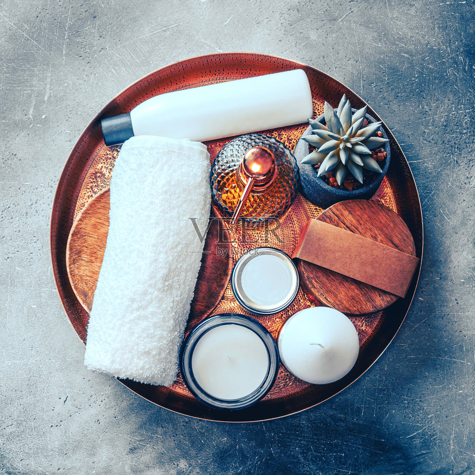 水疗静物与化妆品和水疗产品在一个铜托盘。广场组成。上面的视图。照片摄影图片