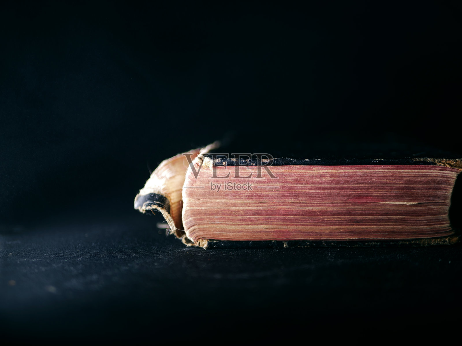 破旧的书在黑暗的背景中镜头照片摄影图片