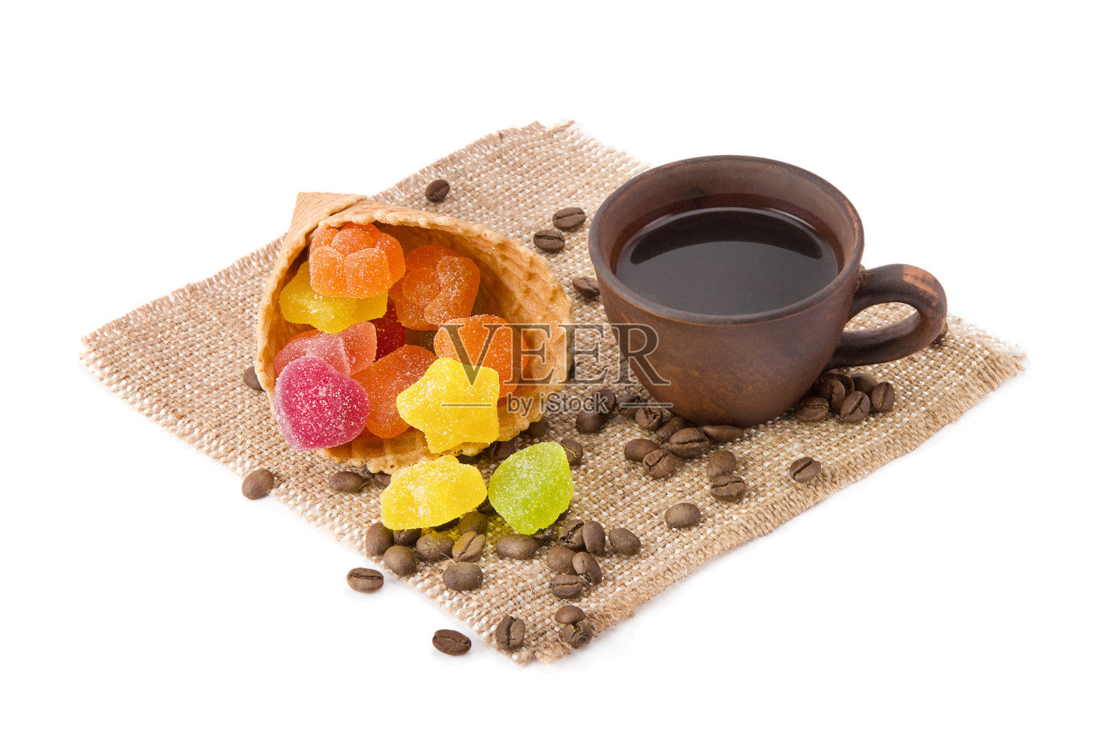 一杯咖啡和果酱糖孤立在白色上。照片摄影图片