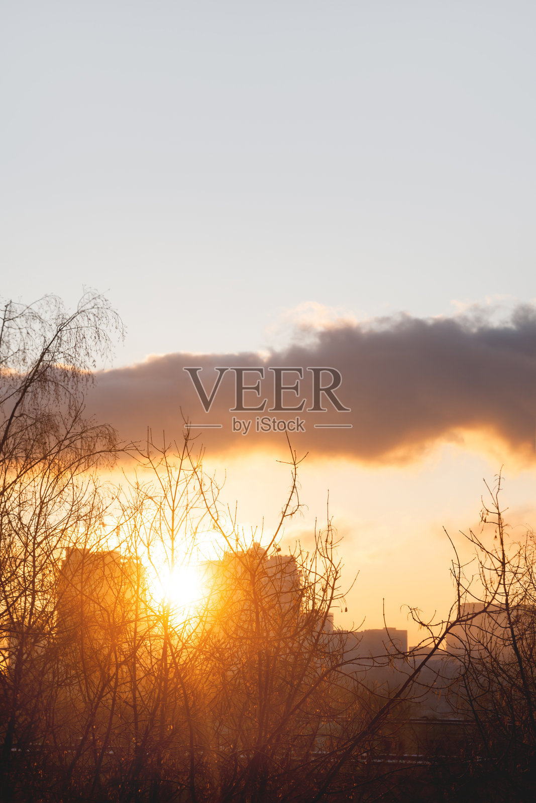 在俄罗斯莫斯科的住宅区，橙色的夕阳映照在公寓楼上。照片摄影图片