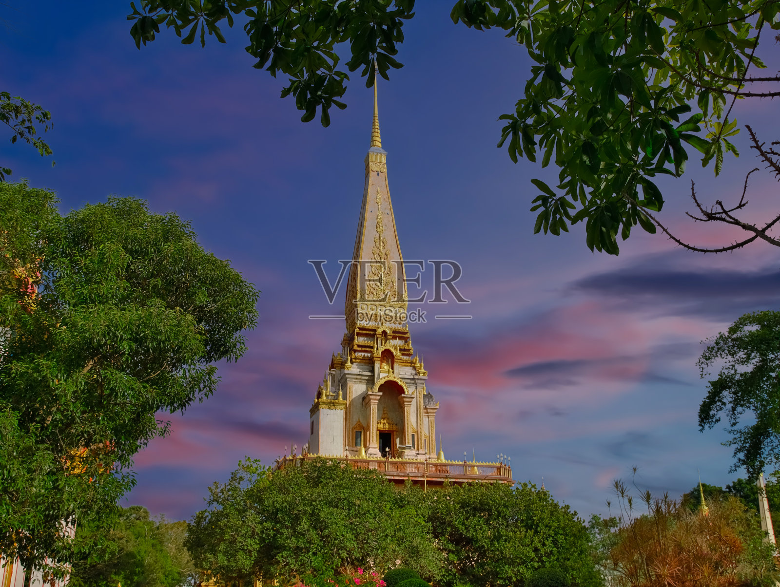 泰国普吉岛美丽的查隆寺。华丽的红色、金色和蓝色。美丽的日落照片摄影图片