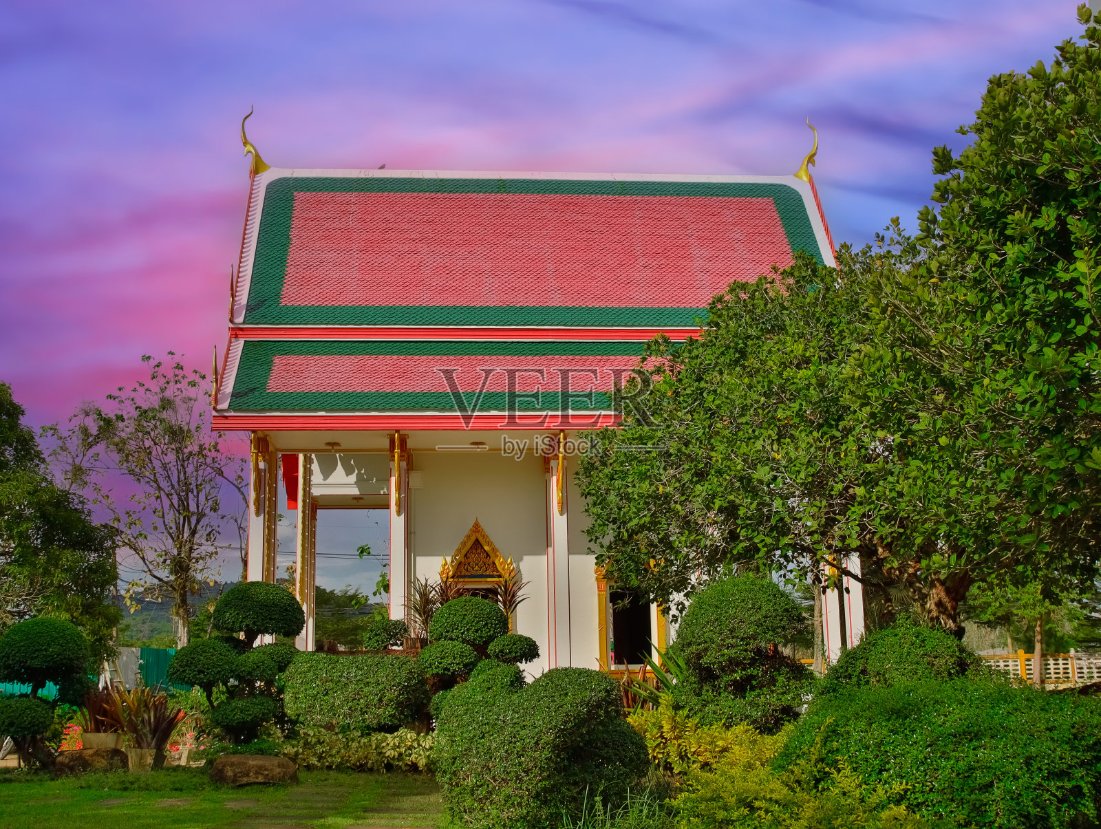 泰国普吉岛美丽的查隆寺。华丽的红色、金色和蓝色。美丽的日落照片摄影图片