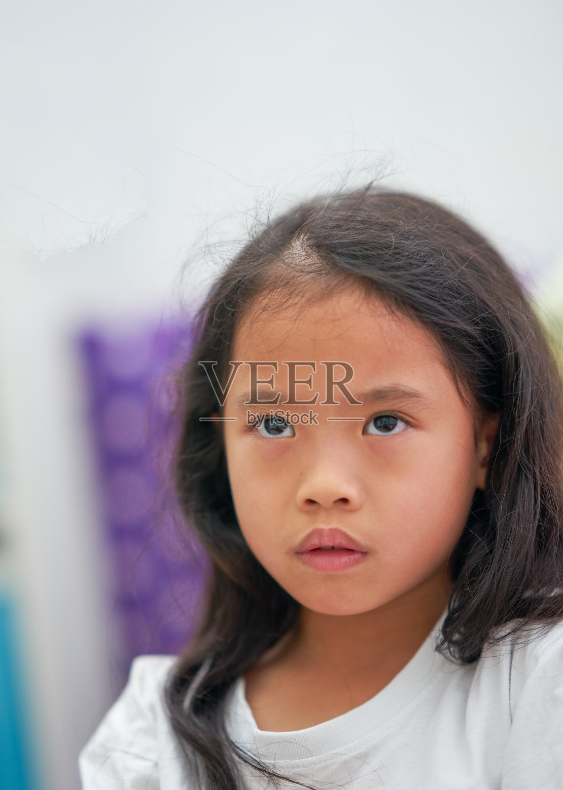 小女孩抬头一脸忧虑的表情照片摄影图片