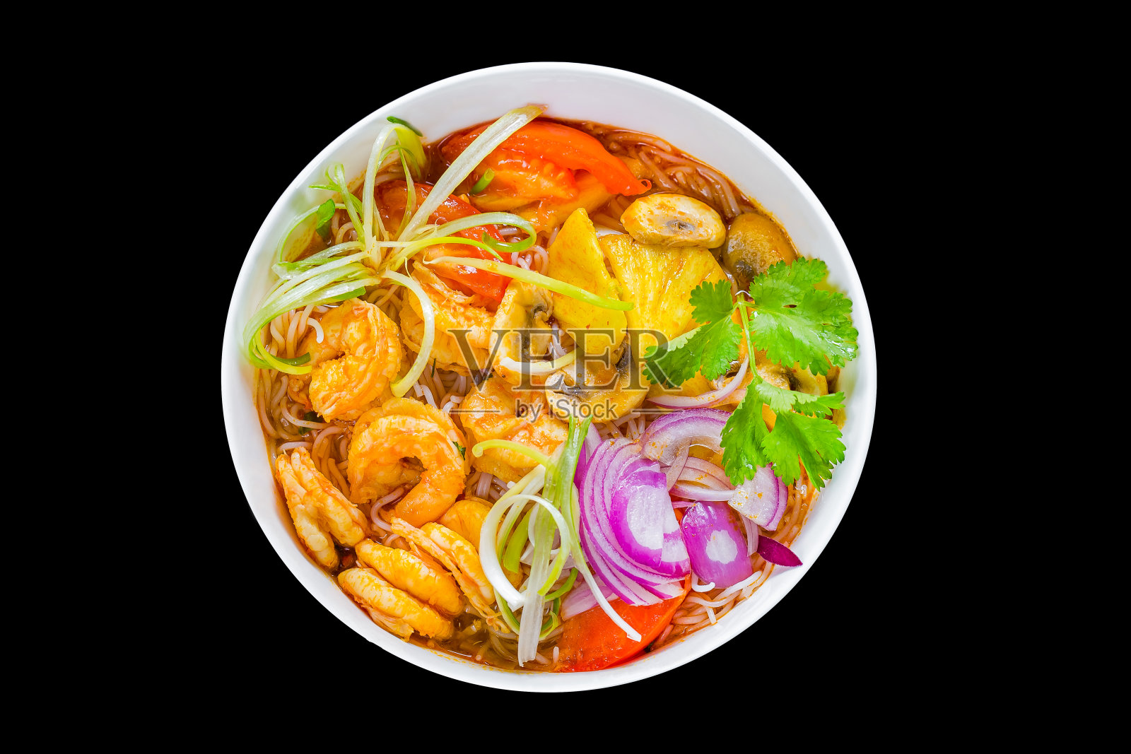 越南菜，汤冬阴汤碗与虾，在一个黑色孤立的背景，顶部照片摄影图片