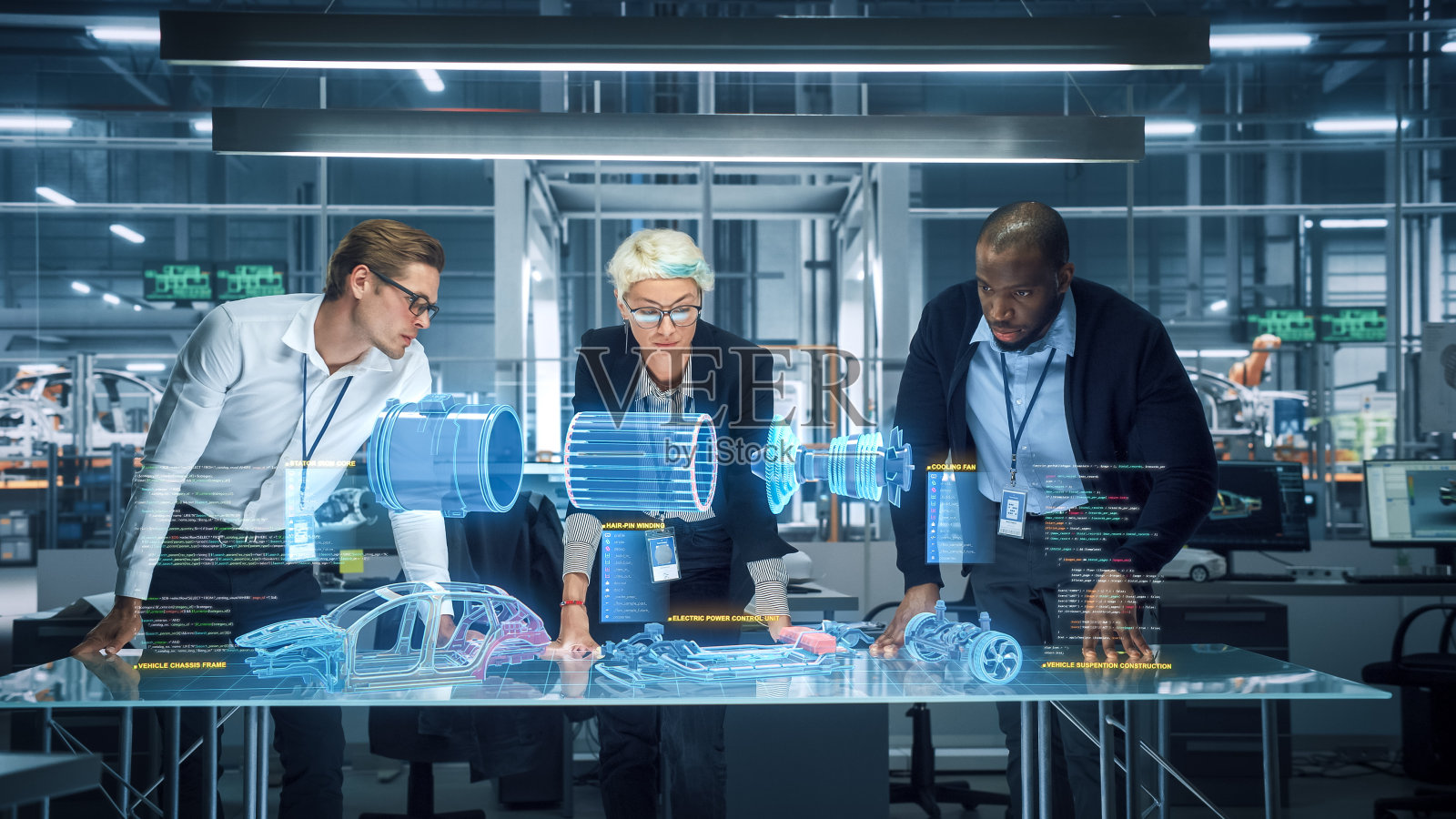 绿色能源汽车设计:多元化的汽车工程师团队利用增强现实全息图构建高科技电动汽车优化引擎的3D模型。机器人手臂自动化制造照片摄影图片