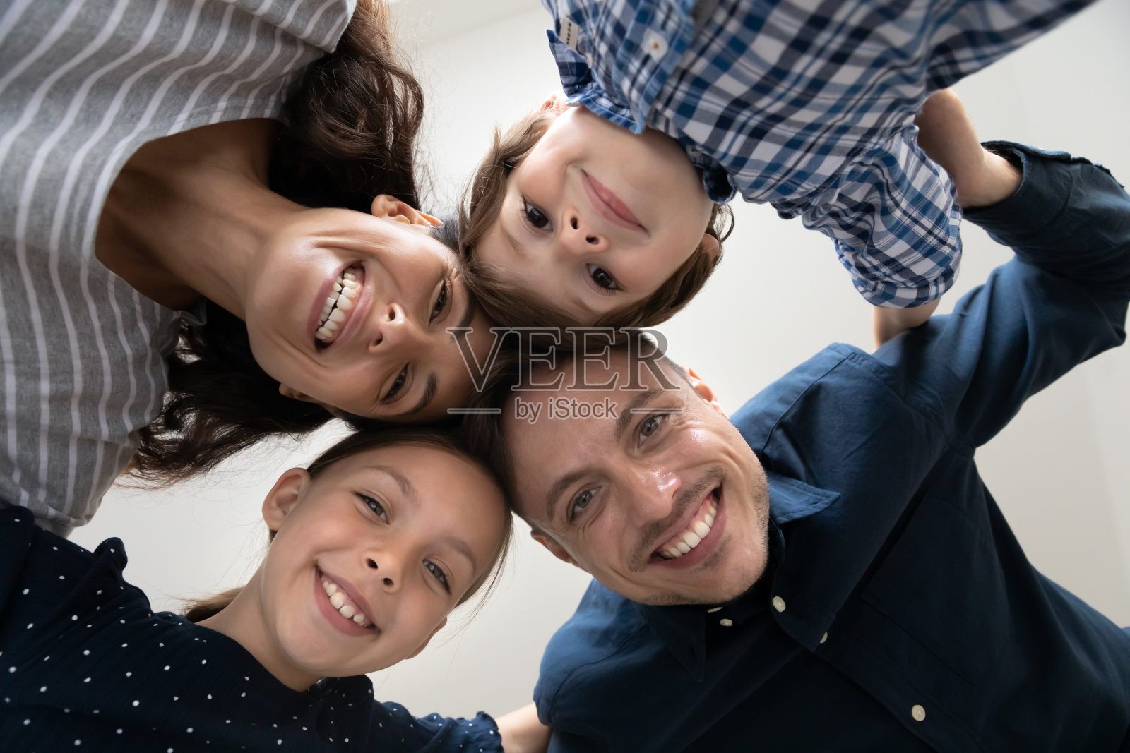 近距离低角度人像快乐的家庭与孩子照片摄影图片