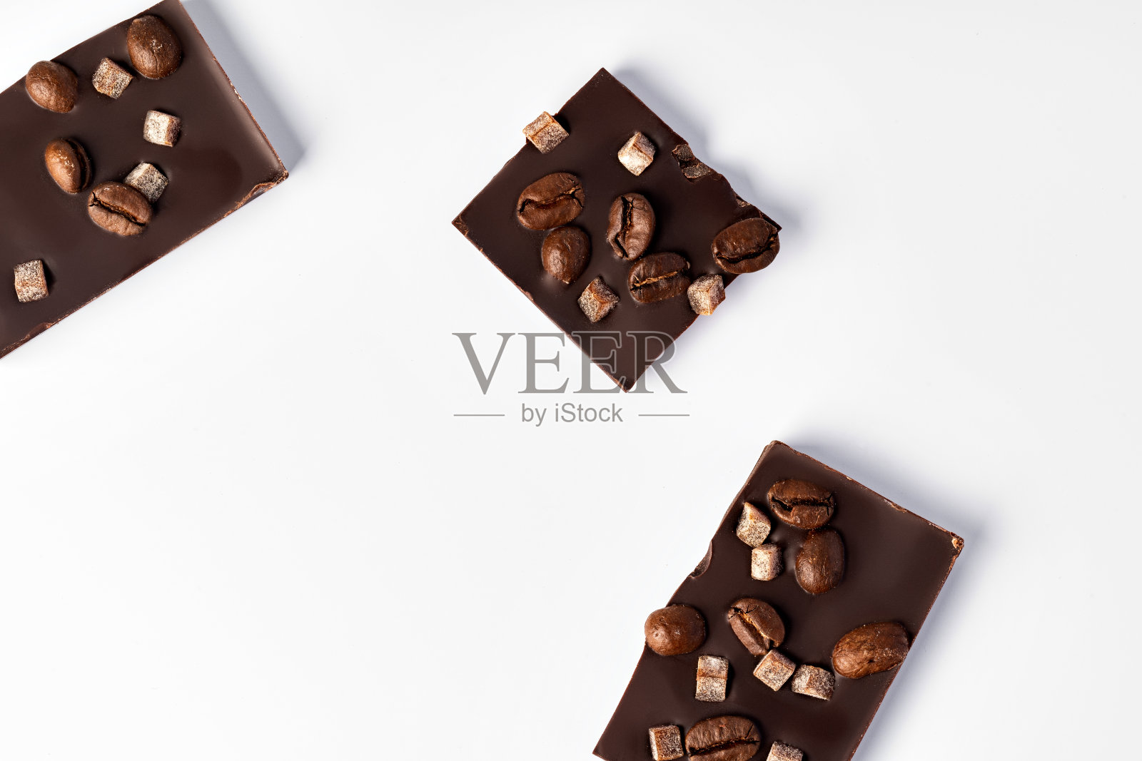 Сhocolate片充满了蜜饯水果隔离在白色照片摄影图片