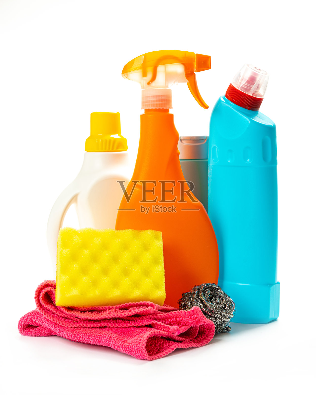 塑料瓶，清洁海绵和手套隔离在白色背景上照片摄影图片